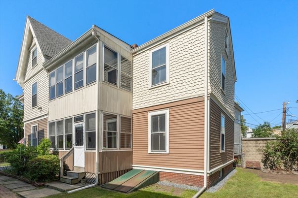Exterior, Facade, Rowhouse