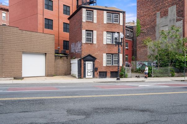 Exterior, Facade, Brick Facade, Rowhouse