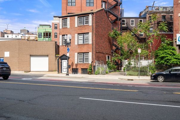 Exterior, Facade, Brick Facade, Rowhouse