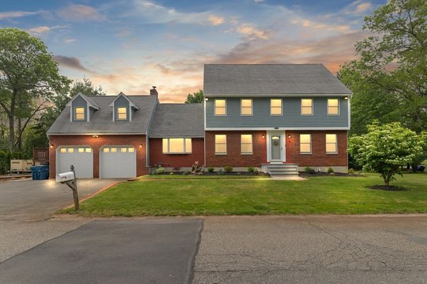 Attached, Exterior, Facade, Brick Facade, Georgian