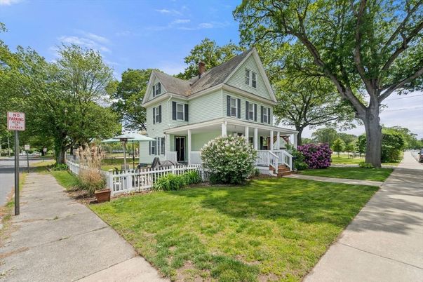 Backyard, Exterior, Facade, Queen Anne Victorian