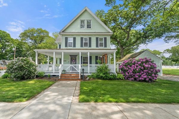 Exterior, Facade, Queen Anne Victorian