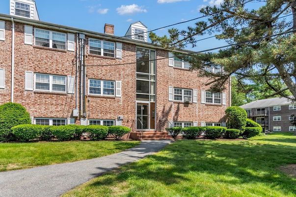 Exterior, Facade, Brick Facade, Rowhouse