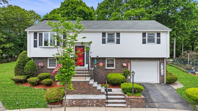 Attached, Exterior, Facade, Brick Facade, Raised Ranch