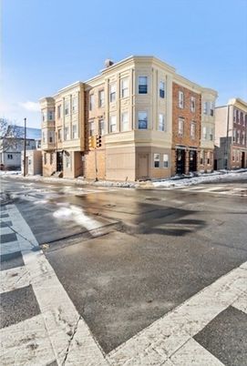 Exterior, Facade, Rowhouse