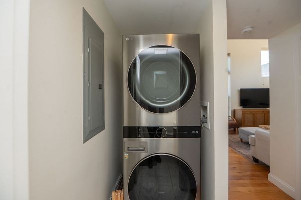 Interior, Utility Closets, Washer, Wood Texture Flooring