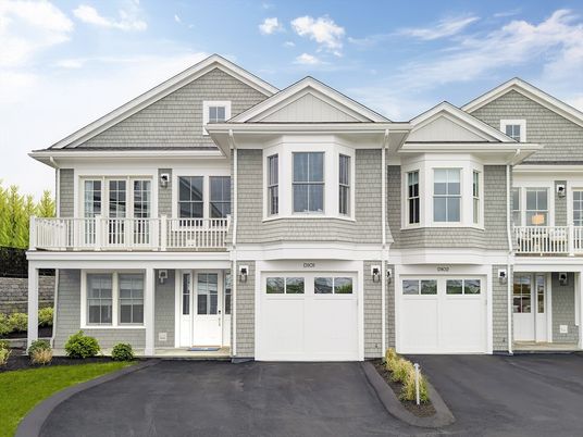 Attached, Exterior, Facade, Farmhouse