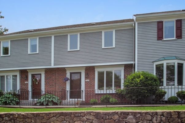 Exterior, Facade, Brick Facade, Rowhouse