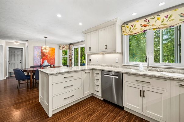 Chandelier, Dining room, Interior, Kitchen, Pendant Lights, Recessed Lighting, Wood Texture Flooring
