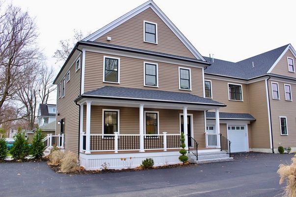 Attached, Exterior, Facade, Queen Anne Victorian