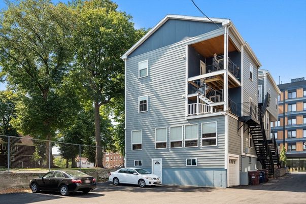 Exterior, Facade, Queen Anne Victorian