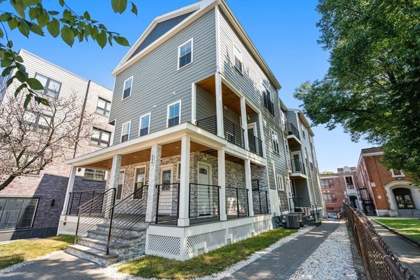 Exterior, Facade, Rowhouse