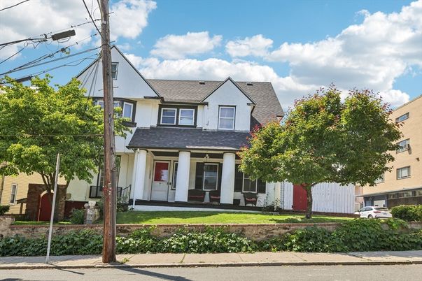Exterior, Facade, Queen Anne Victorian