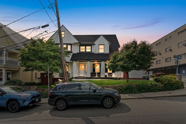 Exterior, Facade, Queen Anne Victorian