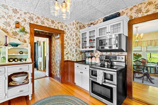 Chandelier, Dining room, Interior, Kitchen, Stainless Steel Appliances, Wood Texture Flooring