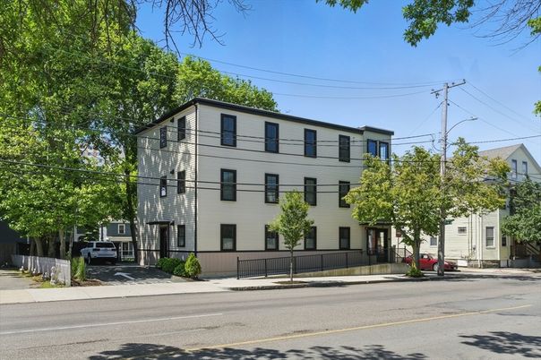 Exterior, Facade, Rowhouse