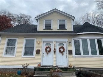 Attached, Exterior, Facade, Queen Anne Victorian