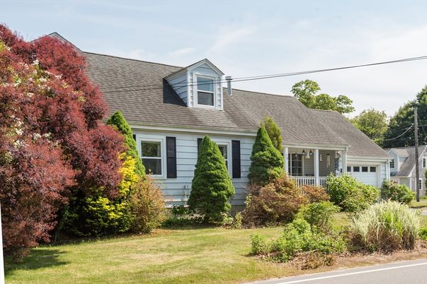 Attached, Exterior, Facade, Cape Cod