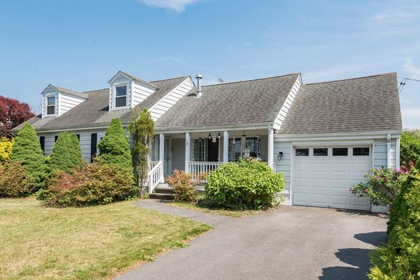 Attached, Exterior, Facade, Cape Cod
