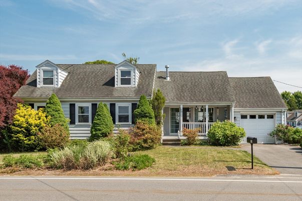 Attached, Exterior, Facade, Cape Cod
