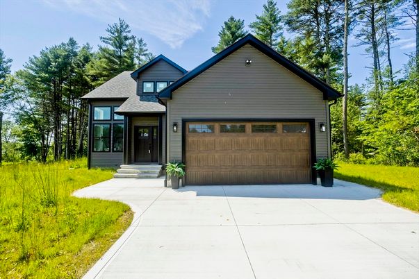 Attached, Exterior, Facade, American Craftsman