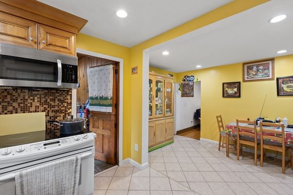 Dining room, Interior, Kitchen, Recessed Lighting, Stainless Steel Appliances