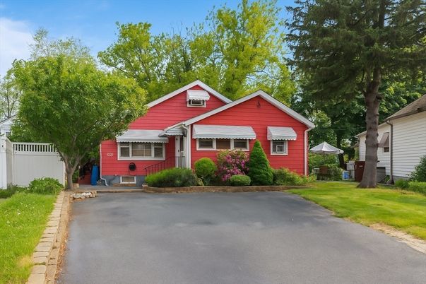 Exterior, Facade, Ranch