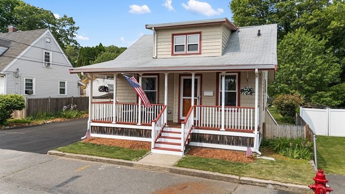 Exterior, Facade, Cape Cod