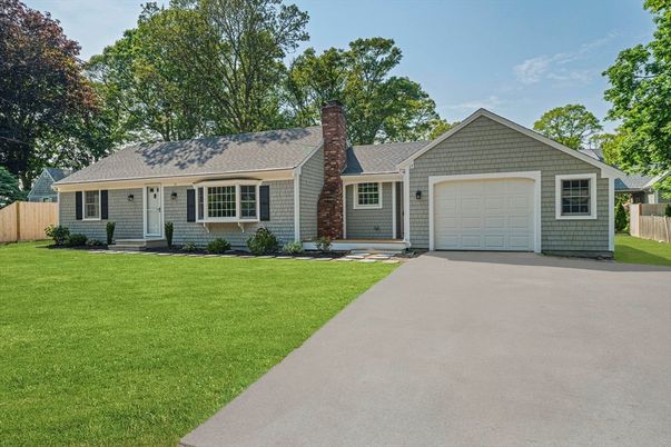 Attached, Exterior, Facade, Ranch