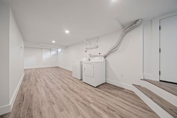 Interior, Recessed Lighting, Washer, Wood Texture Flooring