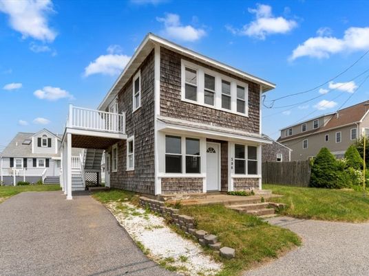 Exterior, Facade, American Foursquare