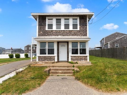 Exterior, Facade, American Foursquare