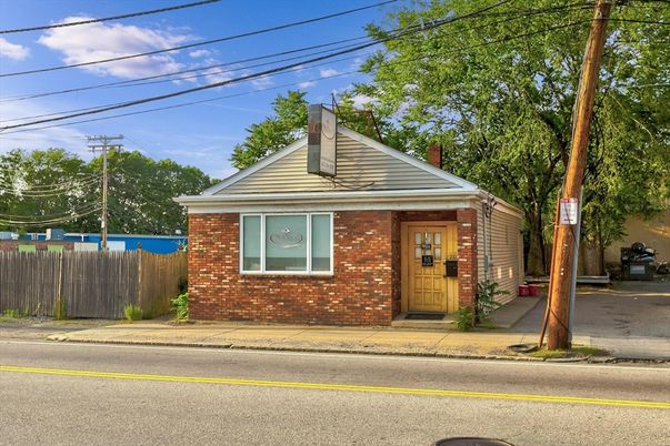 Exterior, Facade, Brick Facade, Cape Cod
