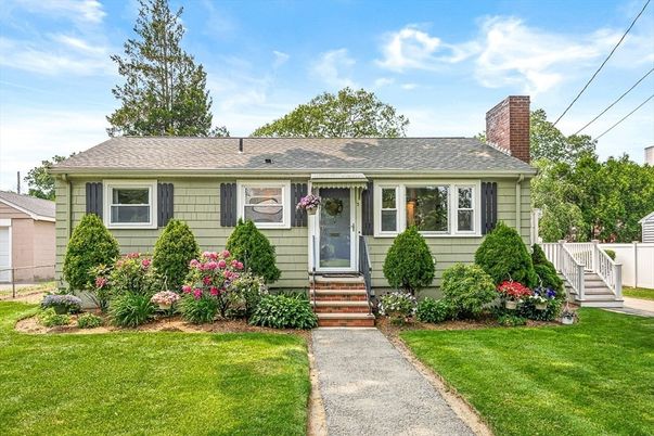 Exterior, Facade, Cape Cod