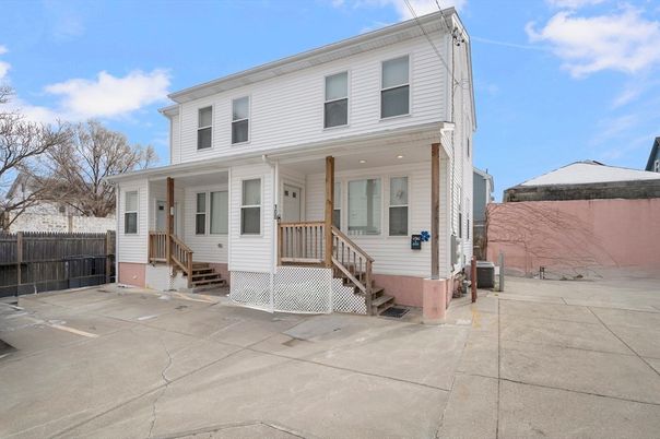 Exterior, Facade, Rowhouse