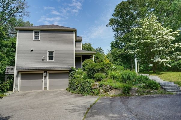 Attached, Exterior, Facade, Split Level