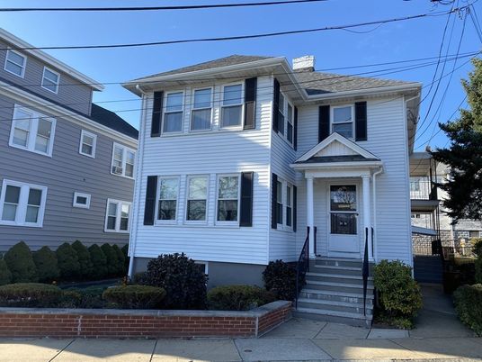 Exterior, Facade, American Foursquare