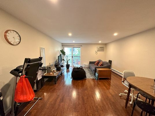 Fitness Equipment, Interior, Living room, Recessed Lighting, Wood Texture Flooring