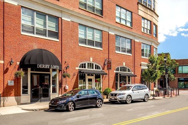 Exterior, Facade, Brick Facade, Rowhouse