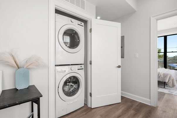 Bedroom, Interior, Recessed Lighting, Utility Closets, Washer, Water, Wood Texture Flooring