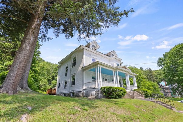 Backyard, Exterior, Facade, Queen Anne Victorian