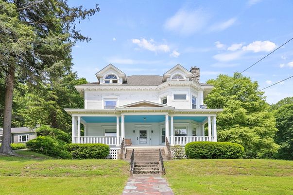 Exterior, Facade, Queen Anne Victorian