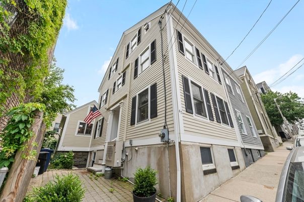 Exterior, Facade, Rowhouse