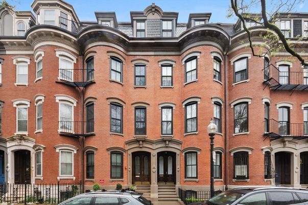 Exterior, Facade, Brick Facade, Rowhouse