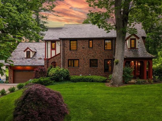 Attached, Exterior, Facade, Brick Facade, Georgian