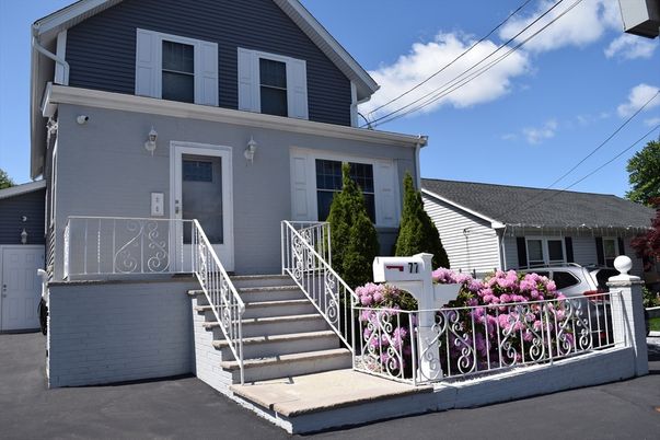 Exterior, Facade, Farmhouse