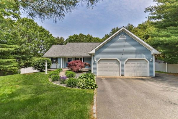 Attached, Exterior, Facade, Ranch