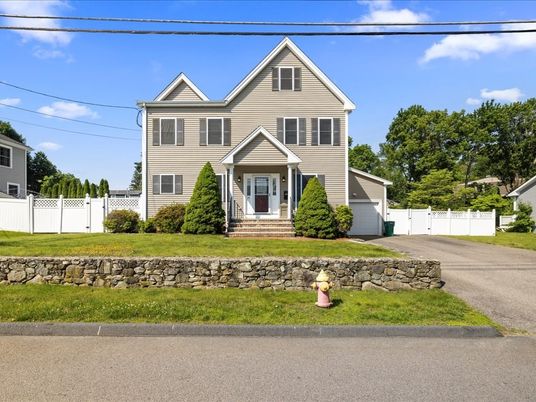 Attached, Exterior, Facade, Queen Anne Victorian