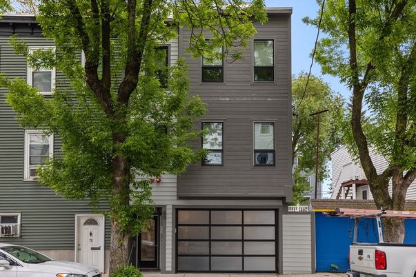 Attached, Exterior, Facade, Rowhouse