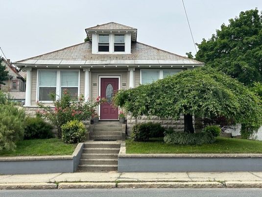 Exterior, Facade, American Foursquare